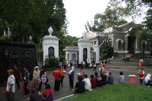 Kebun Raya Bogor terlihat ramai pengunjung , di pintu 1 adalah pintu utama keluar masuknya pengunjung 